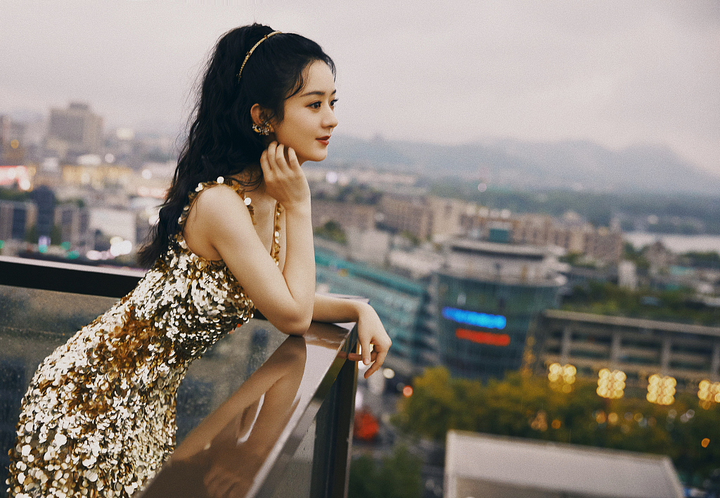 美貌营业！赵丽颖穿鎏金吊带礼服身姿婀娜