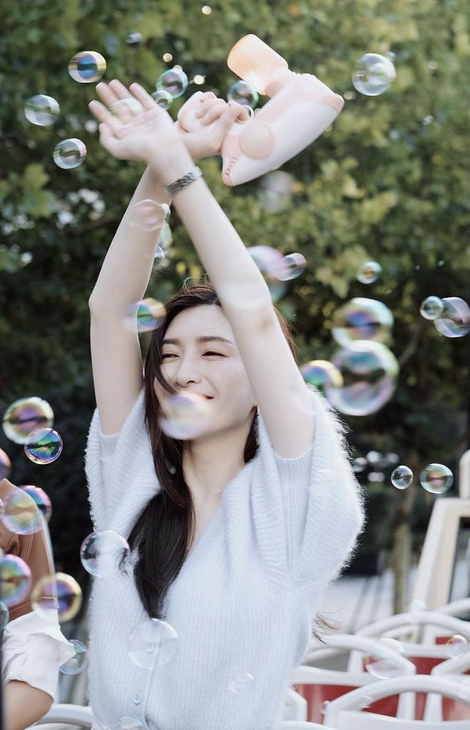 江疏影彩色梦幻泡泡写真曝光 夏日感满满
