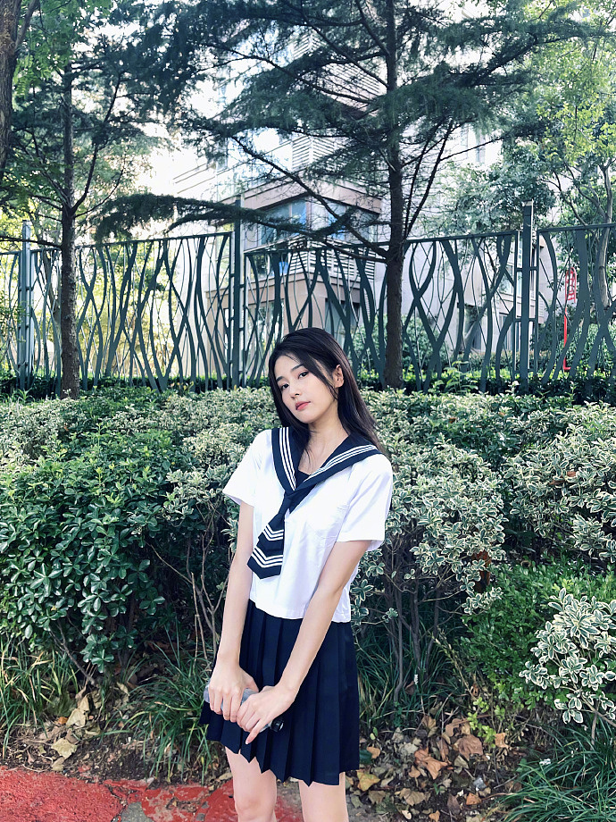 白鹿水手服造型夏日气息满满 清纯似学妹