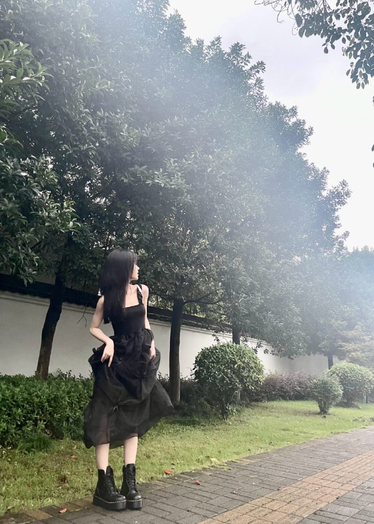 鞠婧祎晒私服照 吊带裙配马丁靴妆容精致