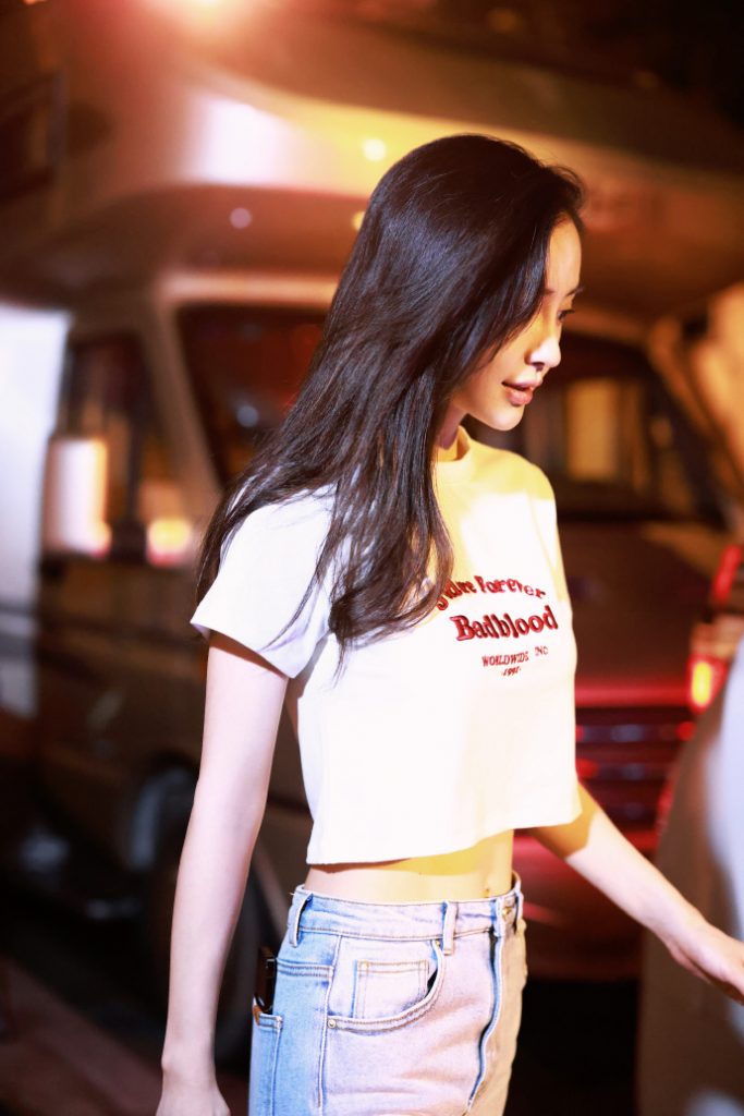 baby收工下班笑对粉丝 露蛮腰马甲线吸睛
