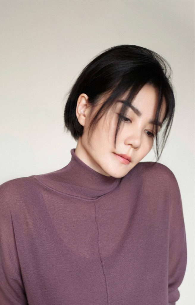 王菲广告大片曝光 自信优雅化身知性女人