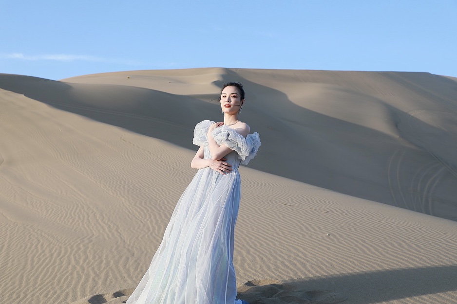 吴敏霞穿纱裙亮相 女神范十足
