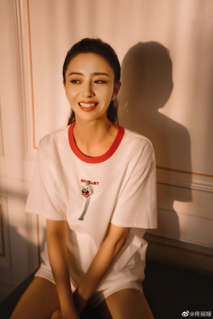 佟丽娅晒照状态好 笑容灿烂元气满满