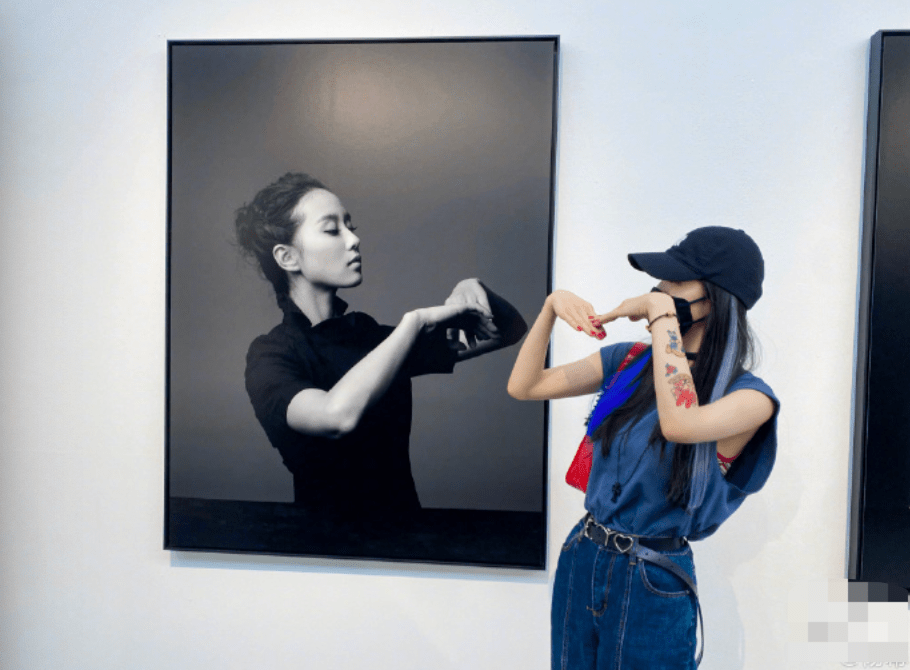 杨幂与闺蜜看展心情好 胳膊上纹身贴抢镜