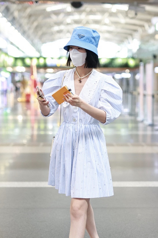 毛晓彤穿娃娃领连衣裙少女感十足