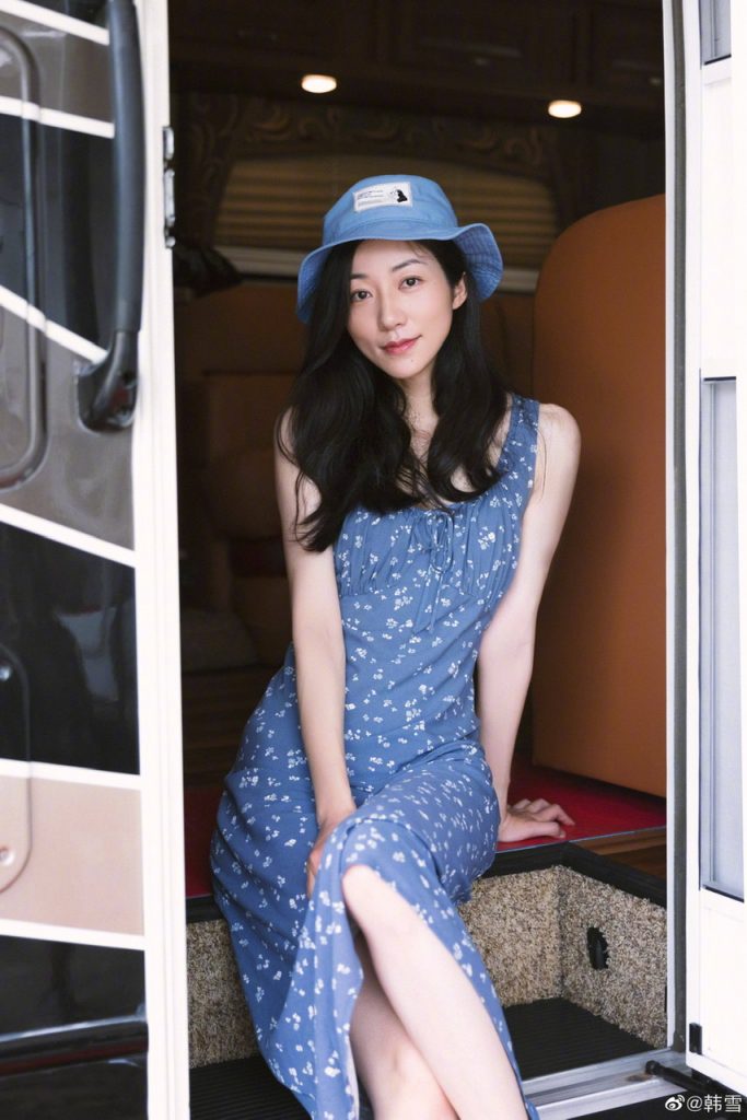 韩雪穿蓝色碎花裙姿态优雅 尽显妩媚