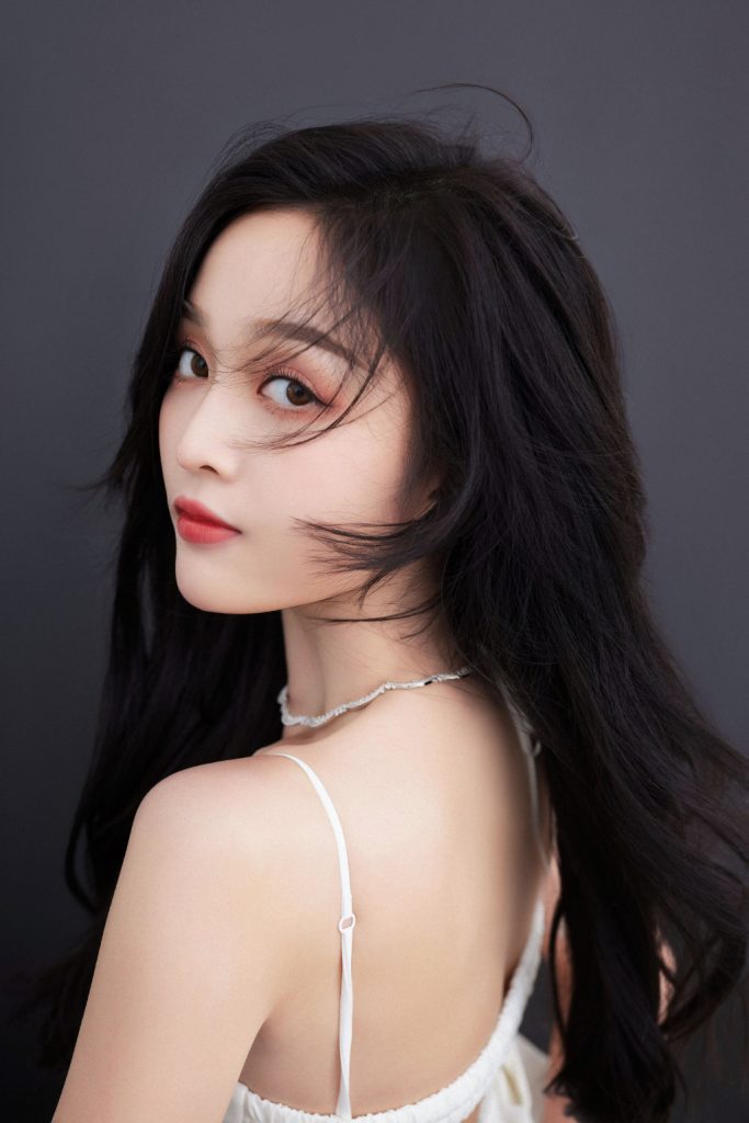 吴宣仪穿吊带短裙性感妩媚 闪钻妆容吸睛