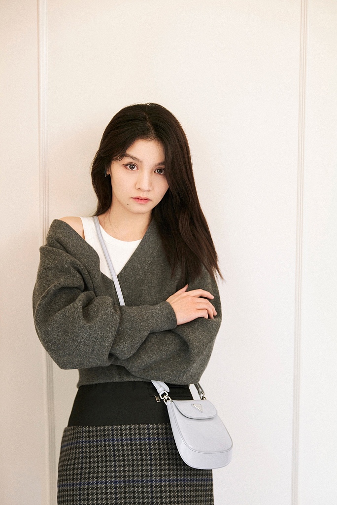 春夏新写真曝光 穿短裙秀美腿气质灵动