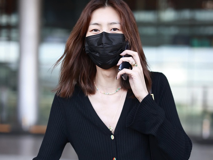 刘雯穿针织上衣微露酥胸 身材优越