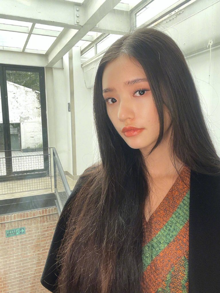 林允晒怼脸自拍照 笑容甜美皮肤状态佳