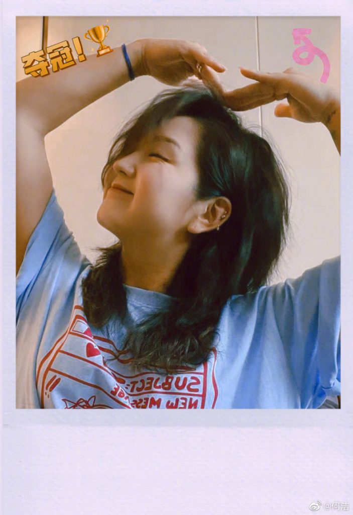 何洁为奥运健儿加油 甜美比心嘟嘴卖萌