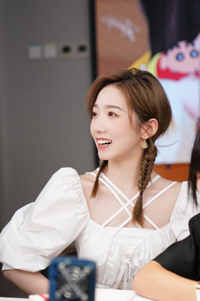 孟美岐美照曝光 穿白色短上衣秀精致蛮腰