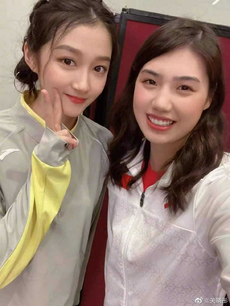 羡慕！关晓彤与张雨霏肖若腾等奥运健儿合影