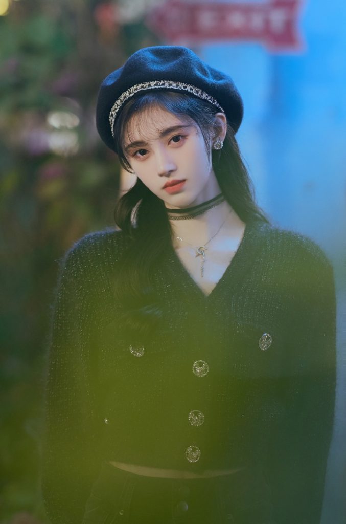 鞠婧祎戴贝雷帽搭针织衫 甜美可爱