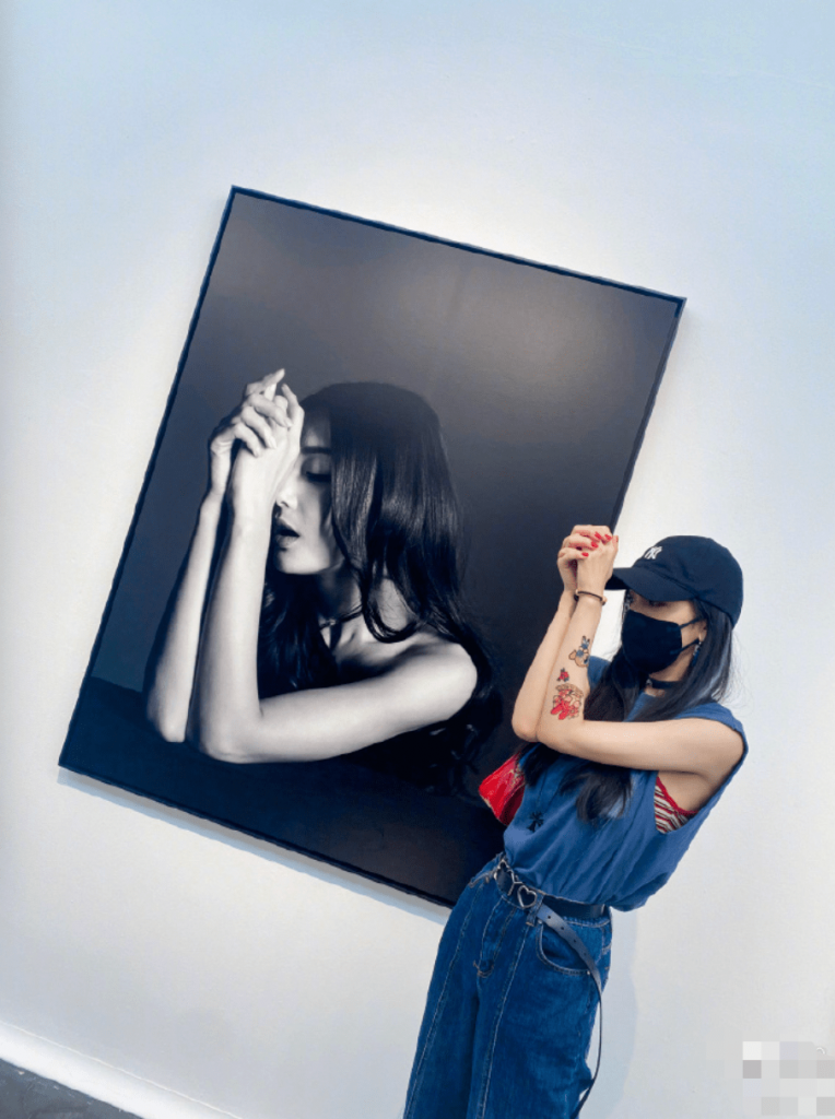 杨幂与闺蜜看展心情好 胳膊上纹身贴抢镜