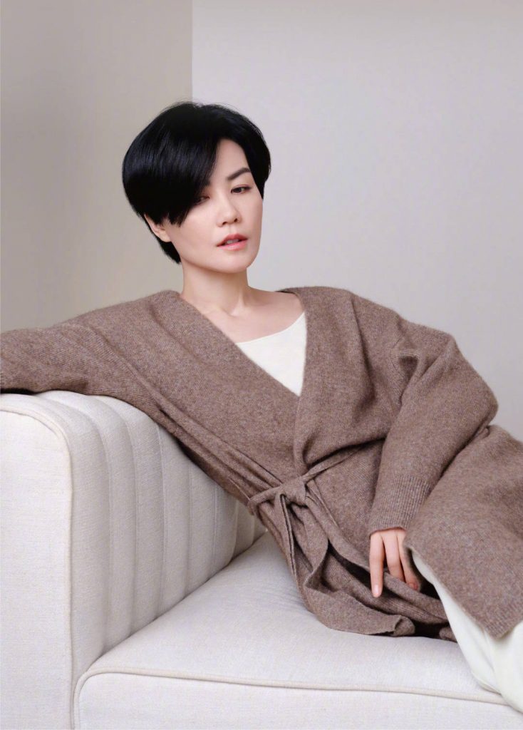 王菲广告大片曝光 自信优雅化身知性女人