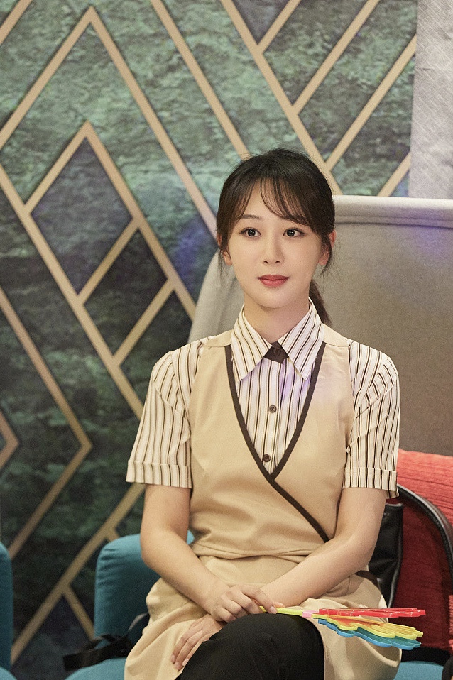 杨紫再扮邱莹莹古灵精怪 大眼红唇呆萌可爱