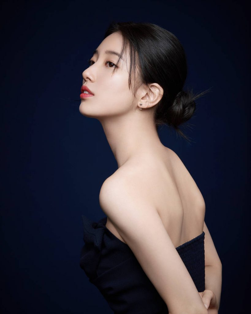 秀智盘发造型气质优雅 眉目如画展现美貌