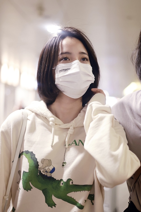 欧阳娜娜穿恐龙卫衣元气十足超可爱