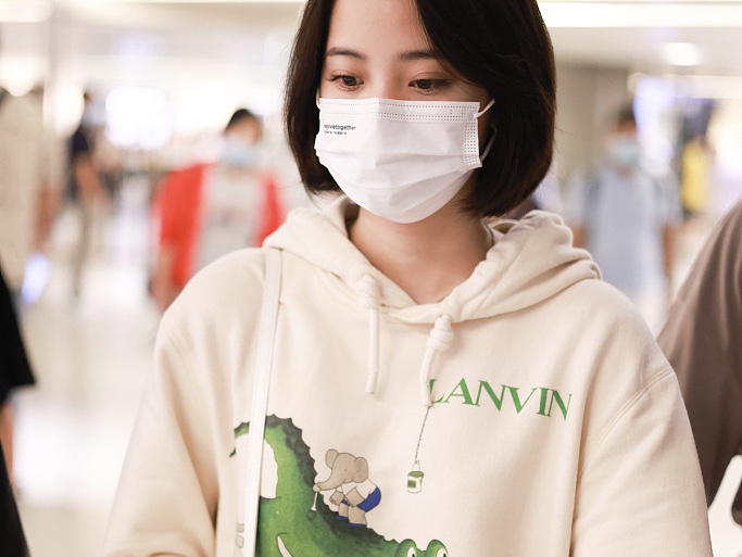 欧阳娜娜穿恐龙卫衣元气十足超可爱
