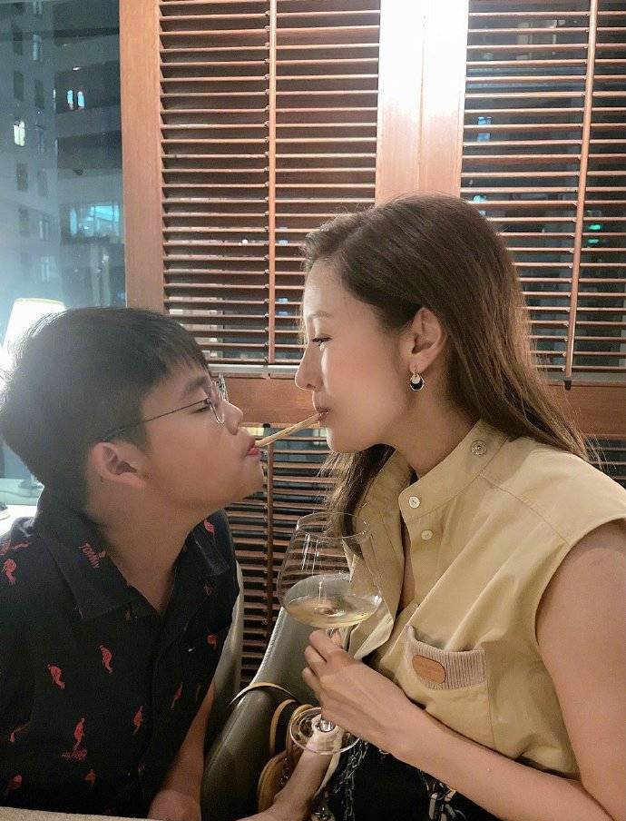 李嘉欣晒家庭照片 母子亲密玩咬饼干