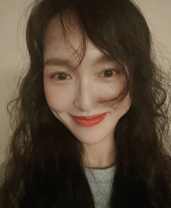 唐嫣晒秋天第一份自拍 羊毛卷发减龄俏皮