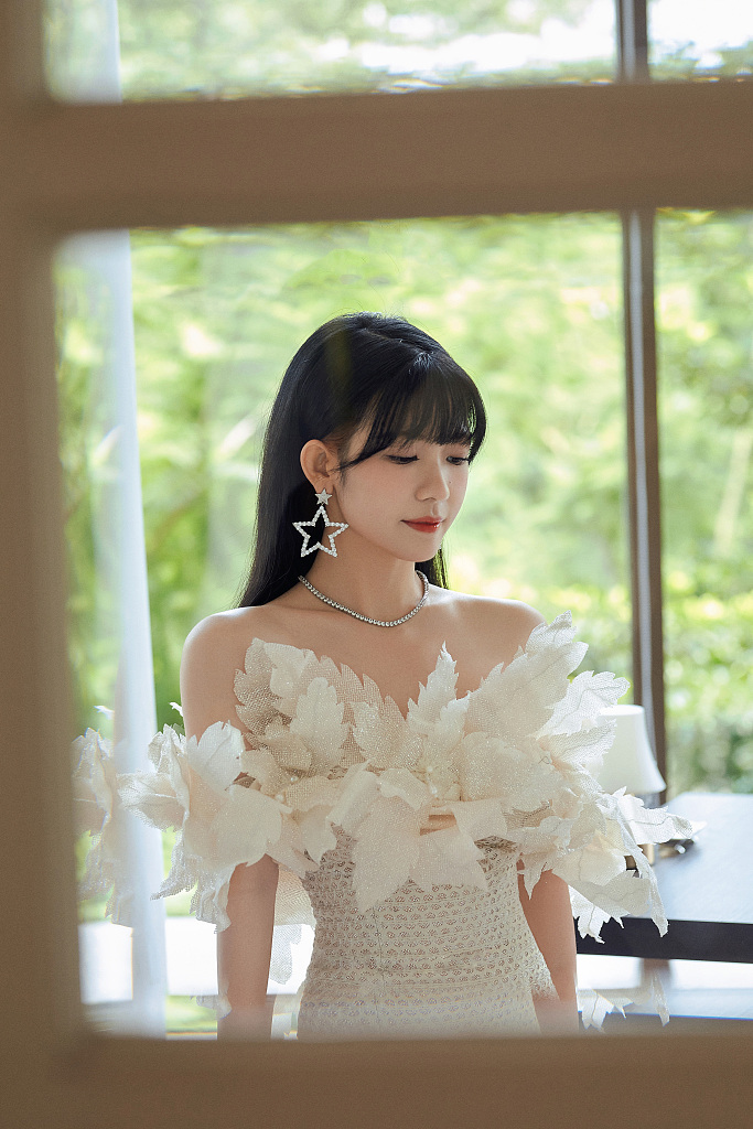 赖美云穿蕾丝花边礼服大秀精致锁骨