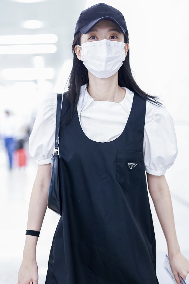 乔欣穿泡泡袖衬衫搭背心裙秀修长美腿