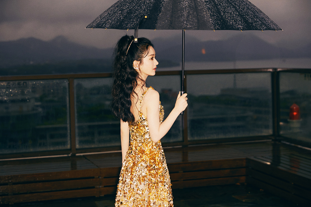 美貌营业！赵丽颖穿鎏金吊带礼服身姿婀娜