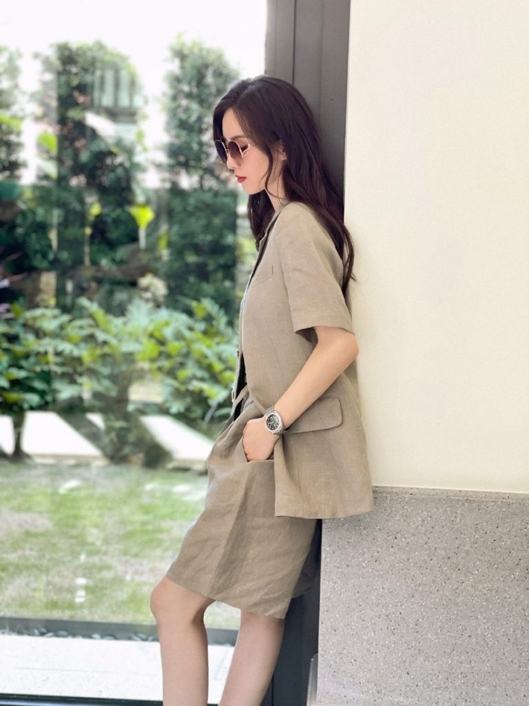 刘诗诗穿西装露温柔侧颜 戴墨镜气质优雅