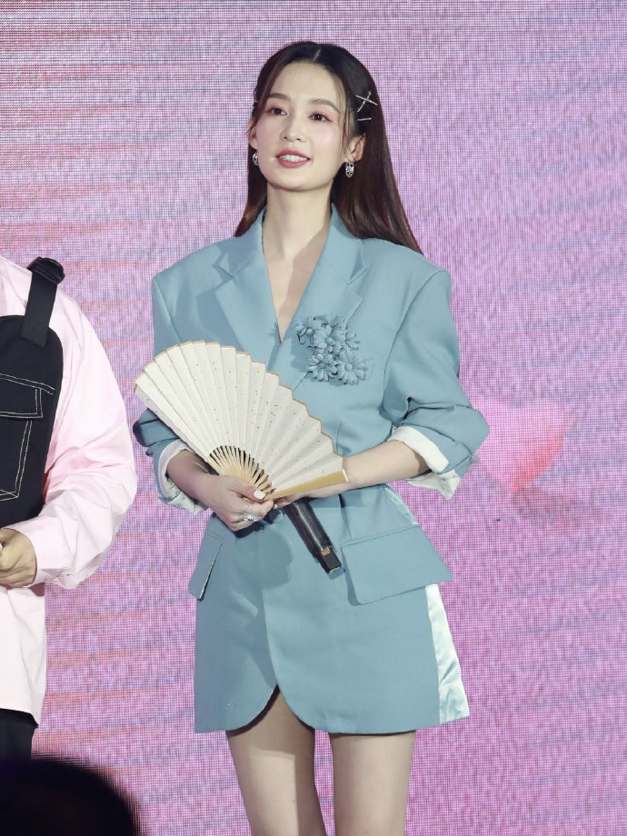 李沁穿蓝色套装秀美腿 妆容粉嫩