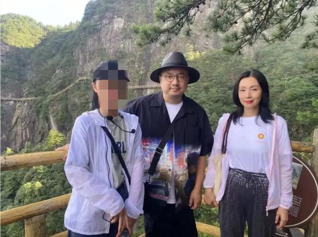 网友偶遇徐峥陶虹出游 夫妻二人甜蜜同框