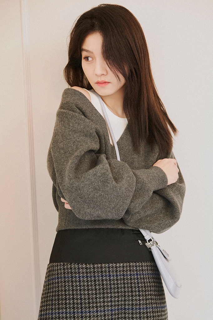 春夏新写真曝光 穿短裙秀美腿气质灵动