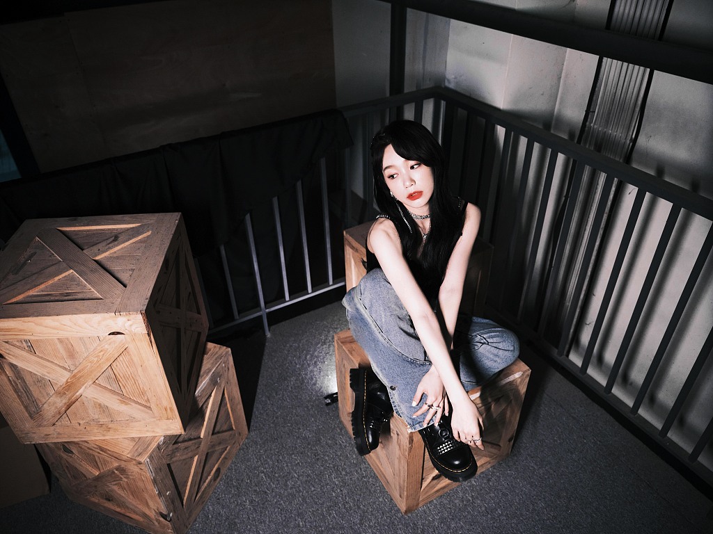 徐梦洁穿露腰上衣搭破洞牛仔裤 辣妹风十足