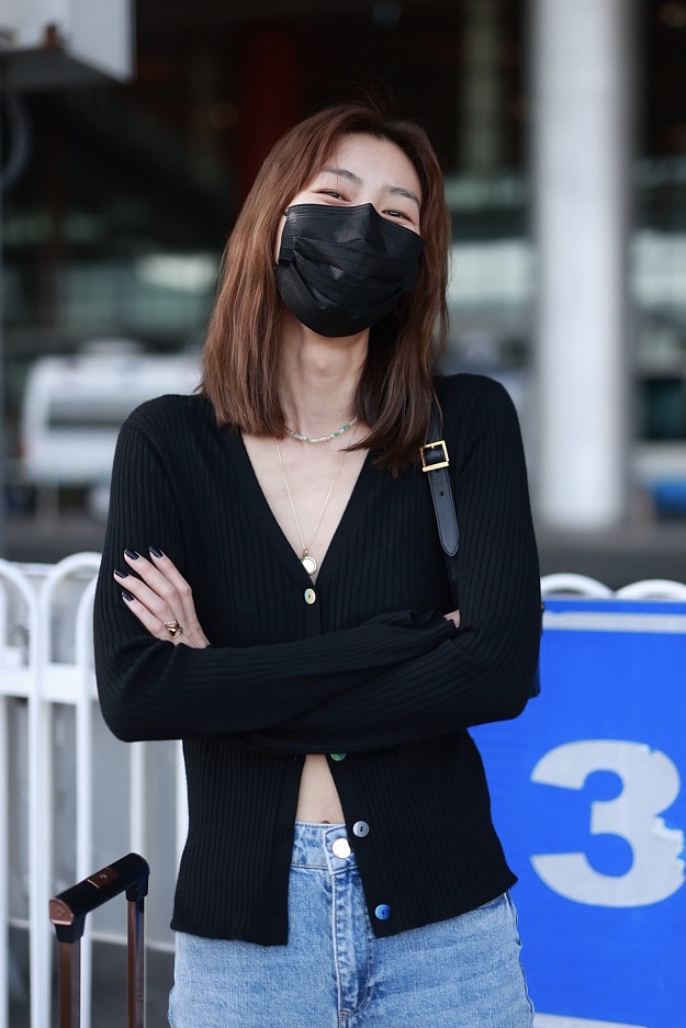 刘雯穿针织上衣微露酥胸 身材优越