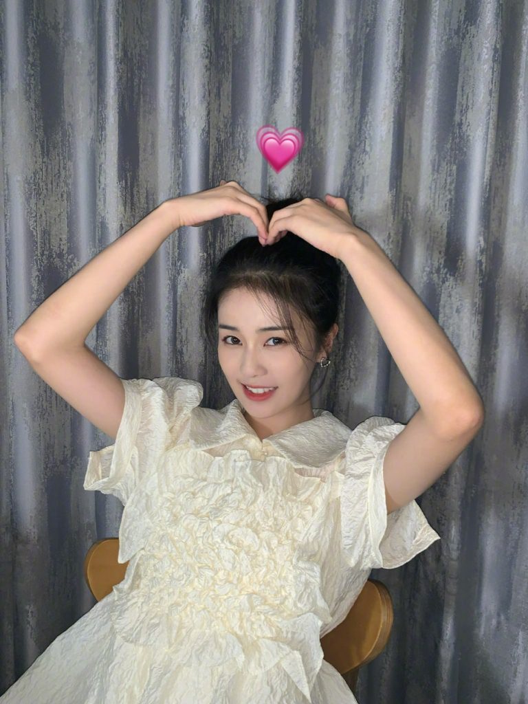 白鹿晒自拍 花式比心甜美可爱
