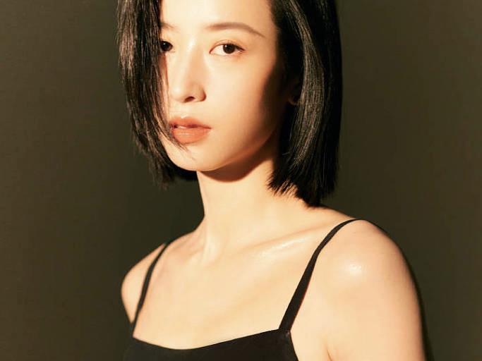 周雨彤飘逸短发尽显知性温柔 美背吸睛