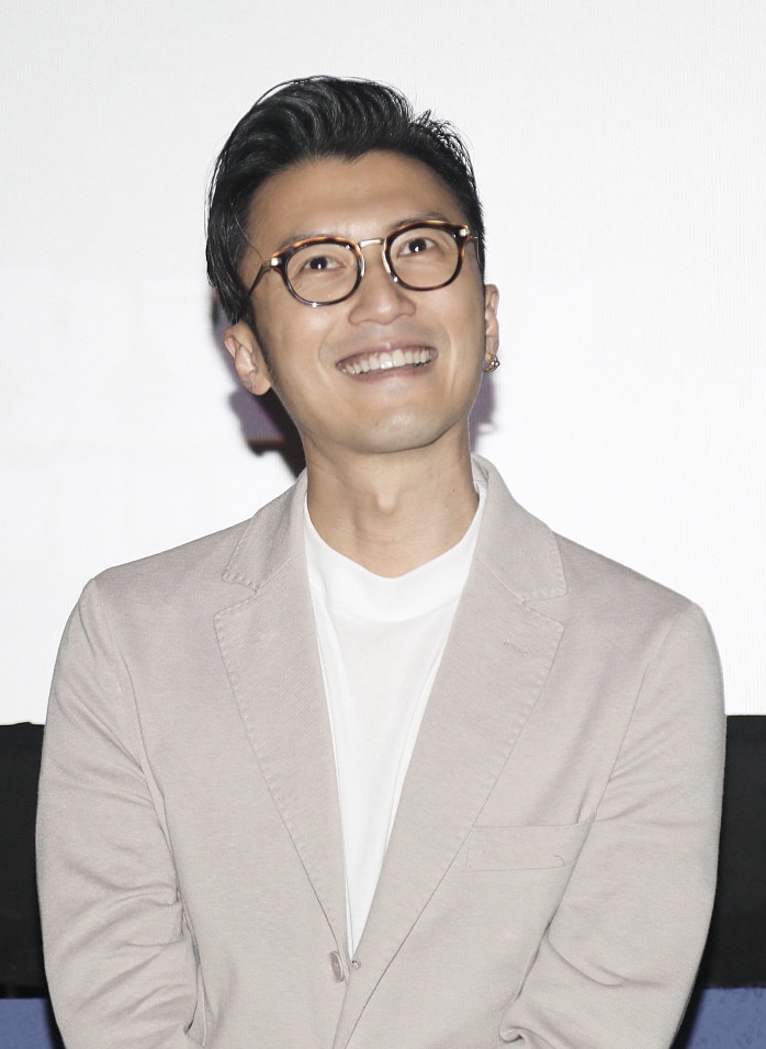 谢霆锋戴边框眼镜笑容满满 谈年纪时超可爱