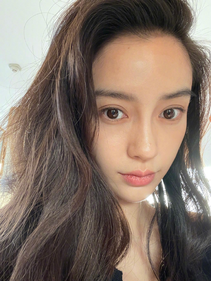 baby晒大波美照 素颜怼脸也不怕