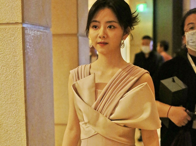 谭松韵穿连体衣超精致 秀锁骨女人味爆棚