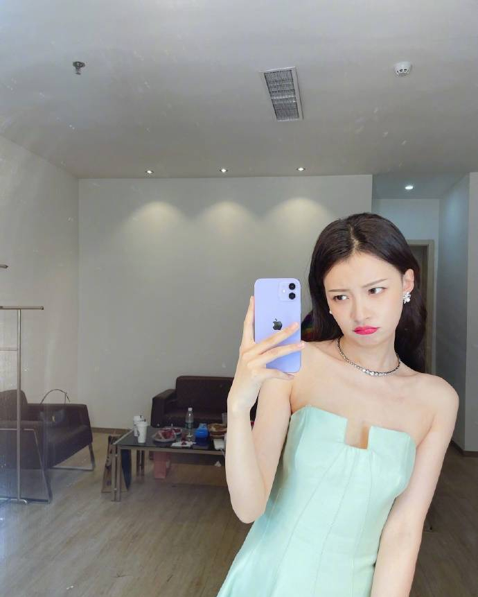 孙怡晒对镜自拍 嘟嘴比耶表情搞怪可爱满分