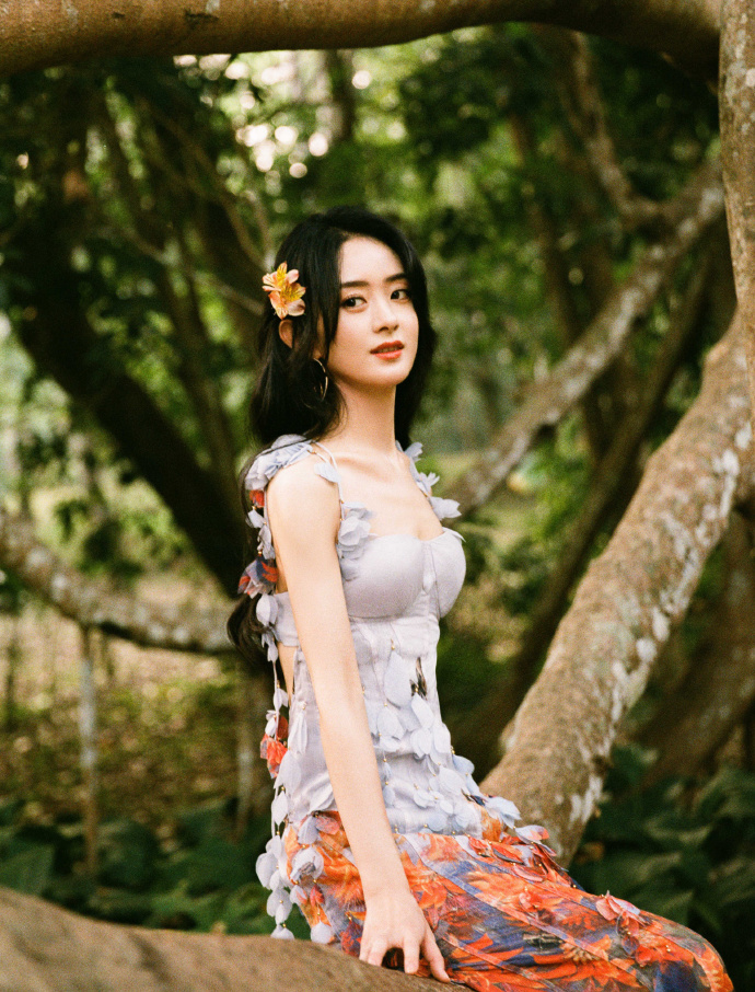 赵丽颖穿花裙置身丛林 凸显热带风情