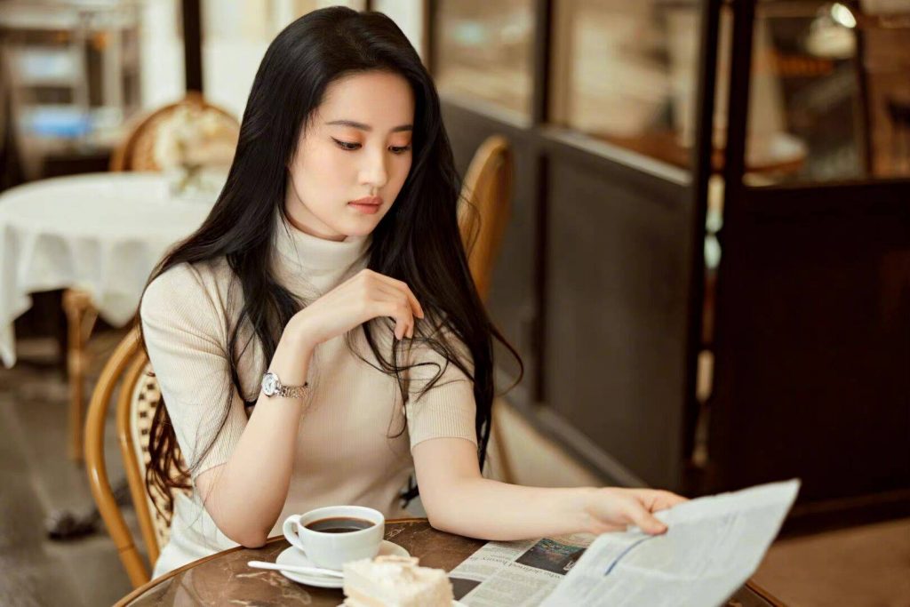 刘亦菲温暖复古大片 随手撩发流露婀娜身姿