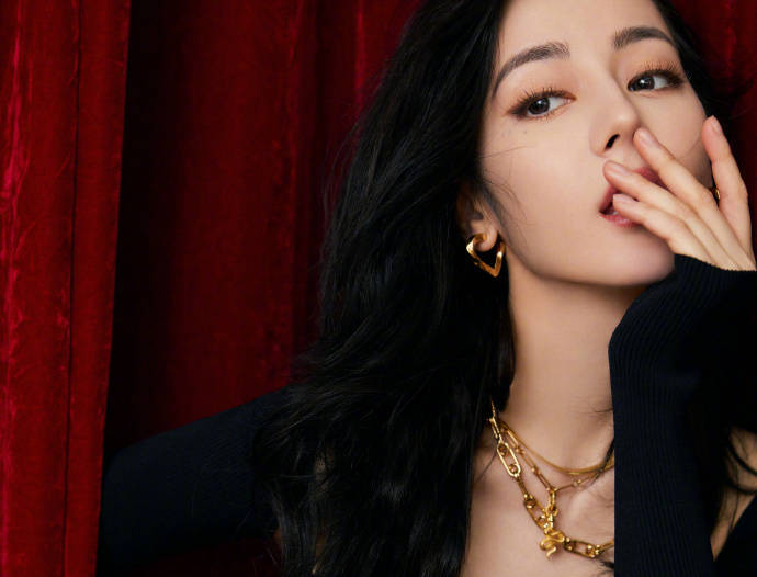 迪丽热巴大秀绝美长腿 眼神性感妩媚太撩人