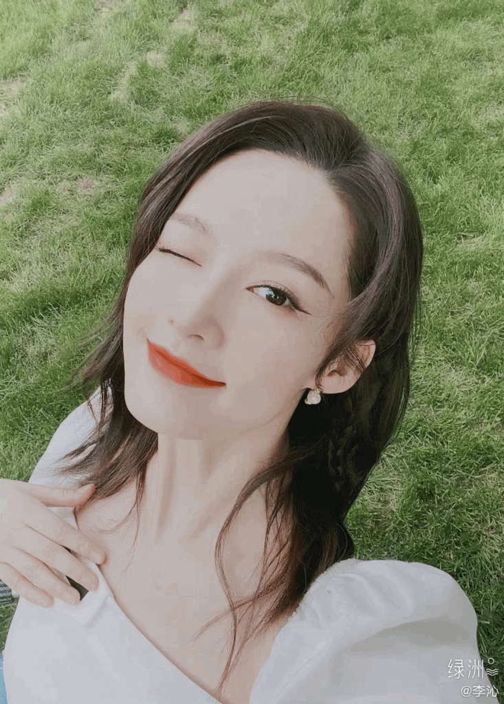 李沁晒夏日自拍 穿白裙甜笑wink氛围感十足