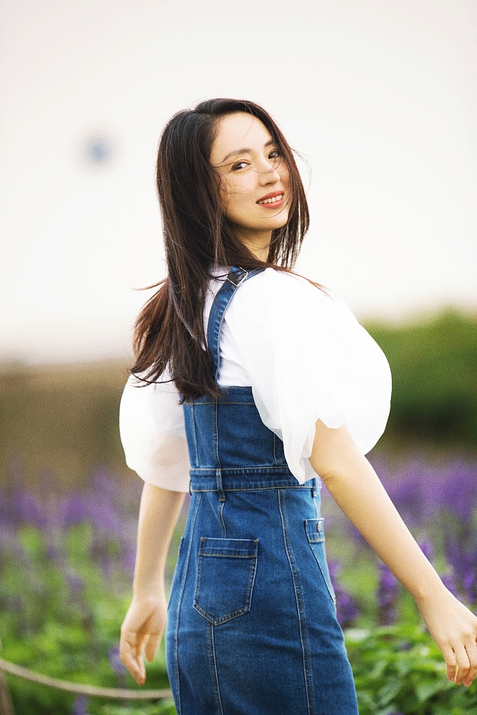 董璇穿背带裙清纯靓丽 长发披肩似仙女下凡