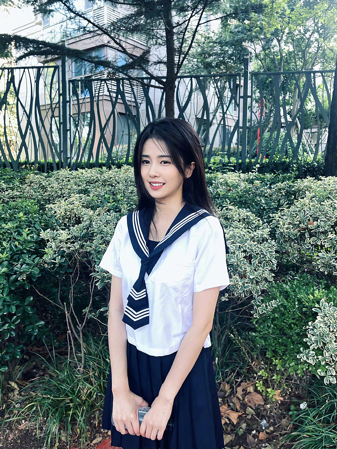 白鹿水手服造型夏日气息满满 清纯似学妹