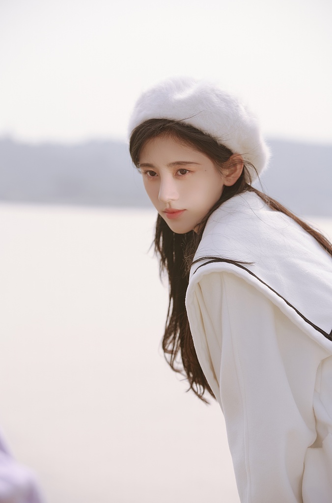 鞠婧祎穿水手服拍照 皮肤吹弹可破美成仙女