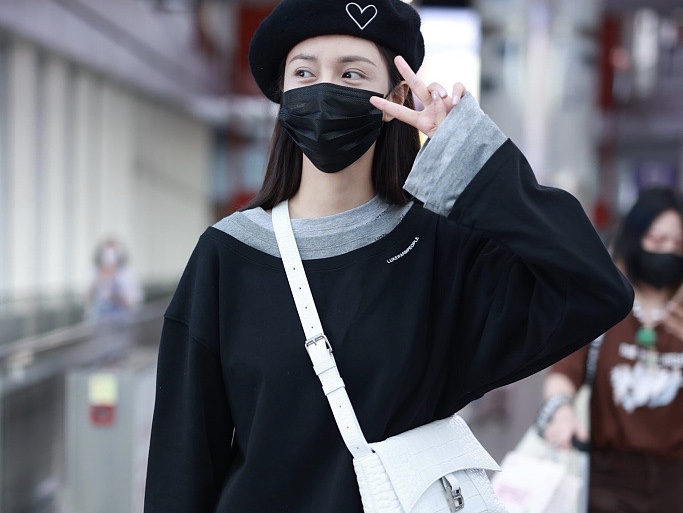 沈梦辰戴桃心贝雷帽甜美软萌 长腿抢镜